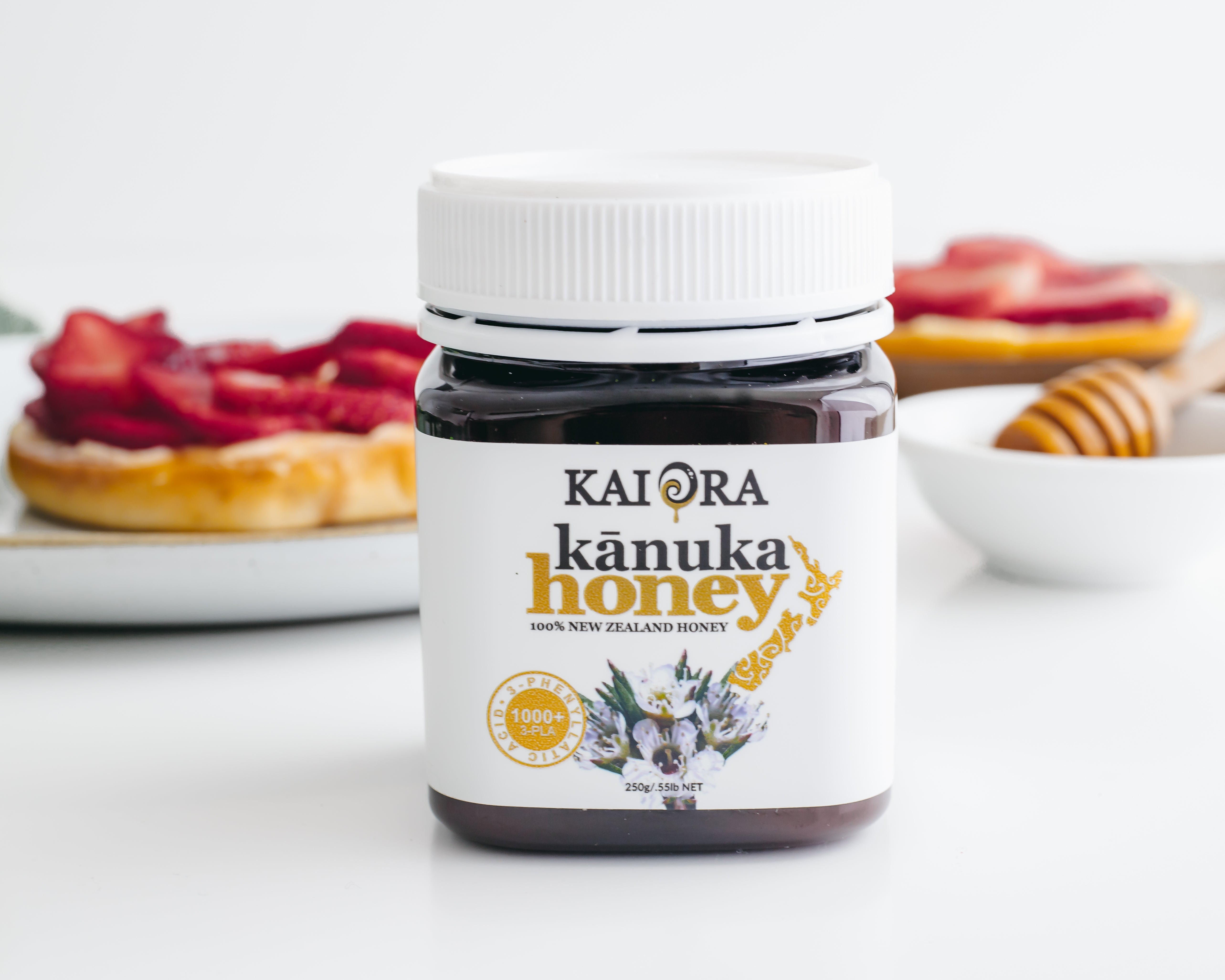 Kānuka Honey Bagels with Strawberries & Homemade High-Protein Cream Cheese